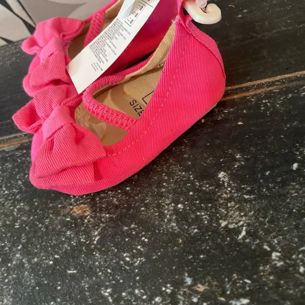 BABY GAP pink soft soles w/ bows🎀🎀 dress up your little with these sweet shoes